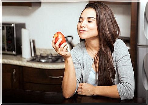 woman eating an apple