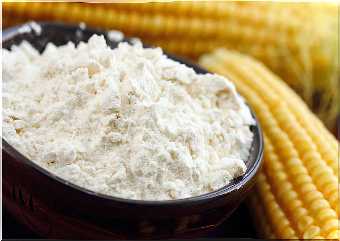 Corn and its flour in a bowl.