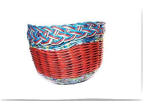 Baskets-with-recycled-magazines.