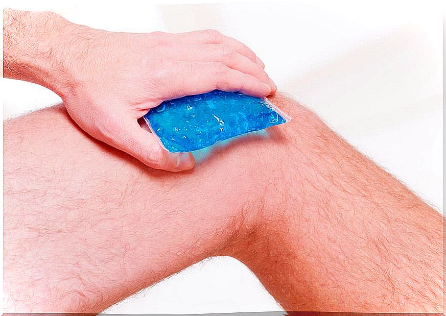 Knee pain can be relieved with cold compresses.