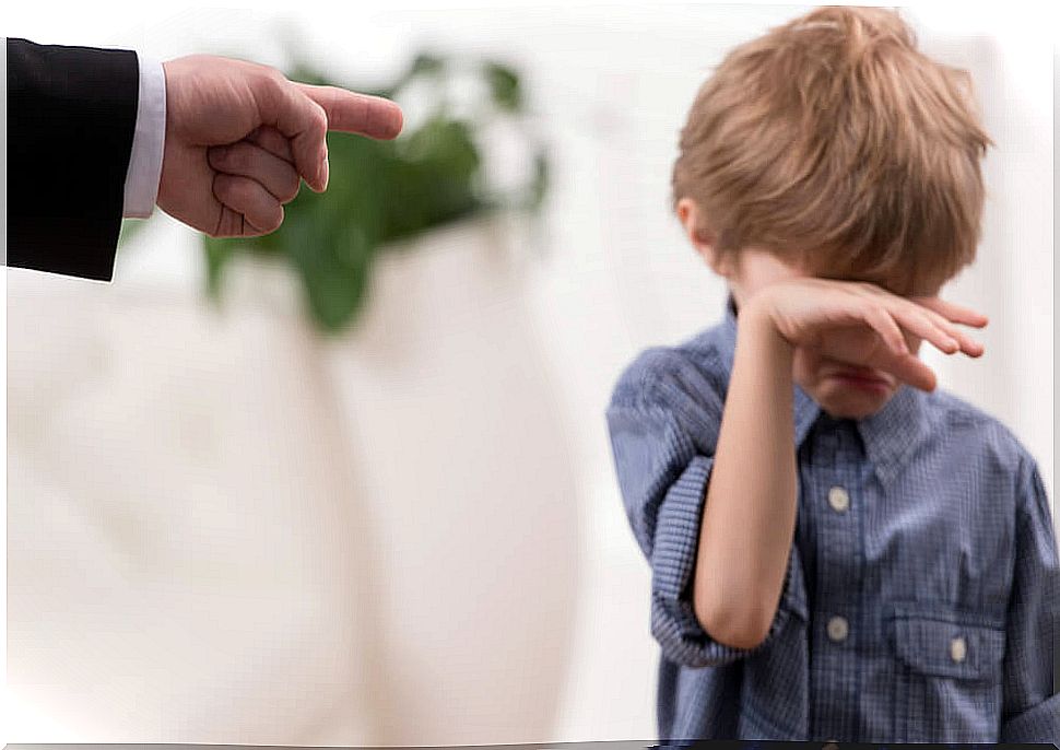 Father scolding his son because he wonders: what to do when my son challenges my limits?