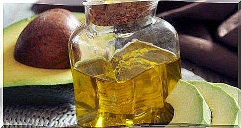 Healthy-avocado-oil-for-the-care-of-our-hair.