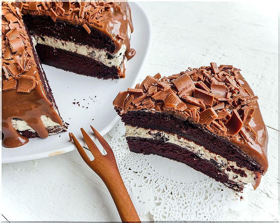 Lemon cake with chocolate coating for family reunions